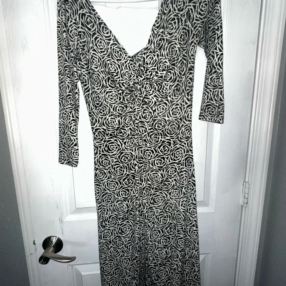 Elegant Black and White Floral Dress - Picture 2 of 2